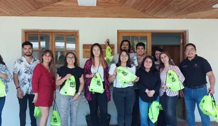 Entrega de implementos en actividad SafeWorld